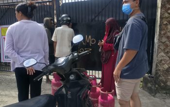 Antrean Mengular di Nawaripi, Stok Elpiji 12 Kg Kosong, Warga Beralih ke Tabung 5,5 Kg