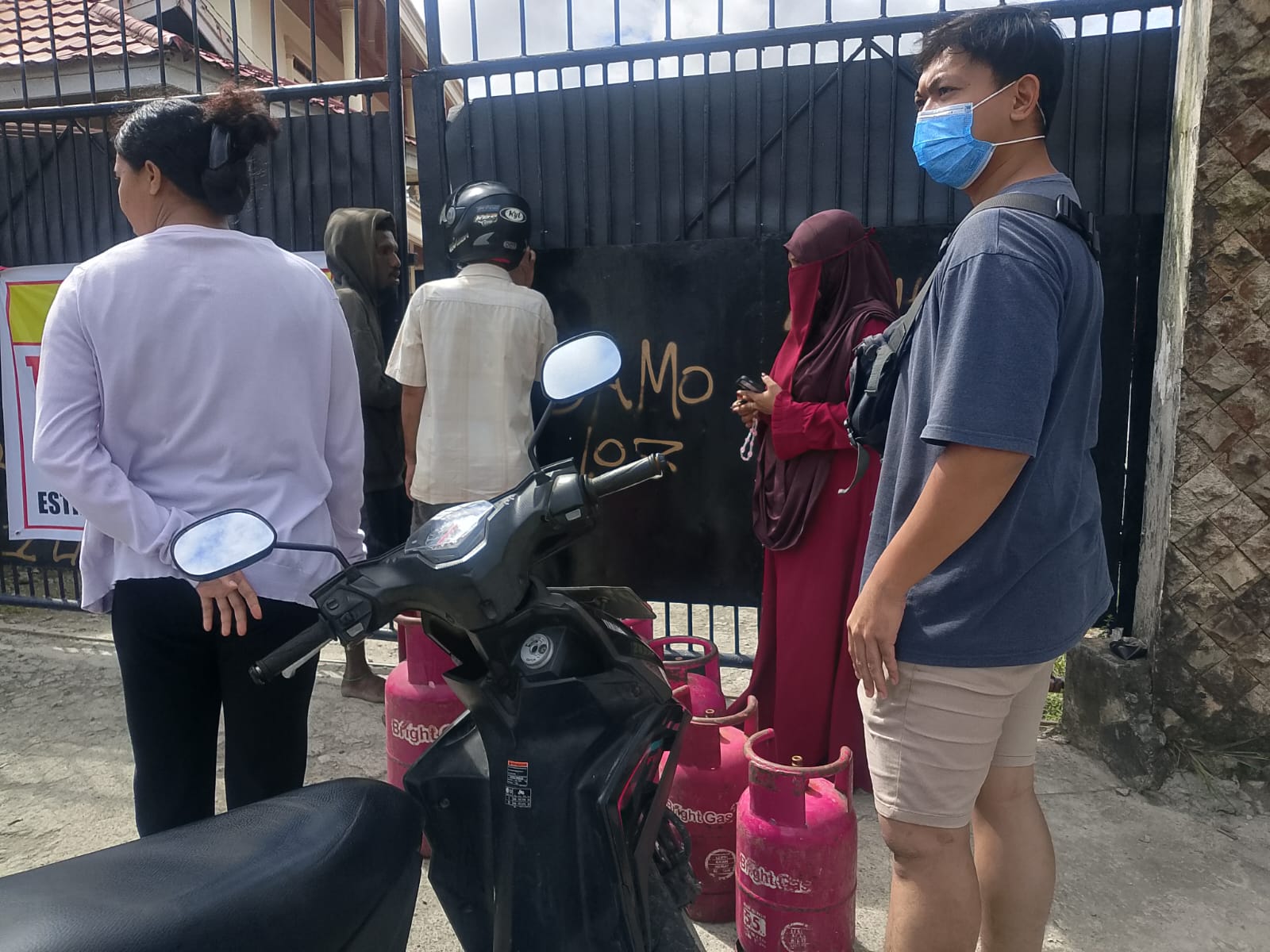 Antrean Mengular di Nawaripi, Stok Elpiji 12 Kg Kosong, Warga Beralih ke Tabung 5,5 Kg