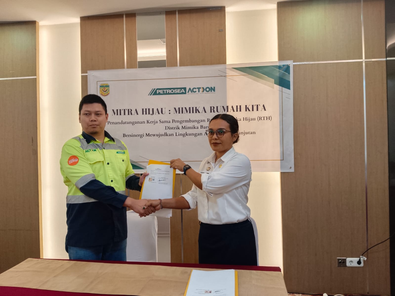 Mitra Hijau “Mimika Rumah Kita”: Petrosea dan Distrik Miru Kolaborasi Bangun RTH Berkelanjutan