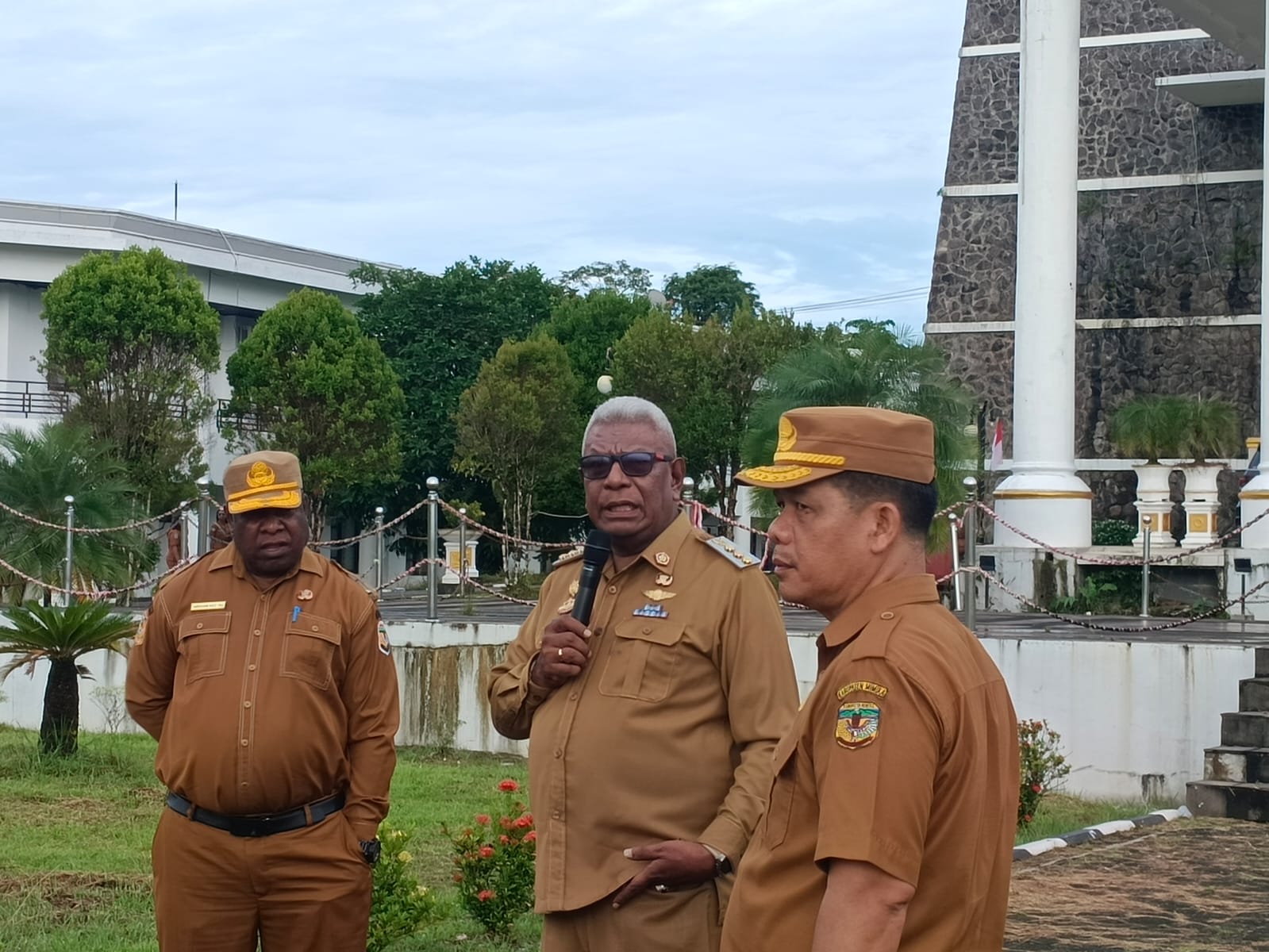 Bupati Johannes Rettob Kerahkan OPD Benahi Halaman Puspem dan Wajibkan Pasang Bendera di Sepanjang Jalan