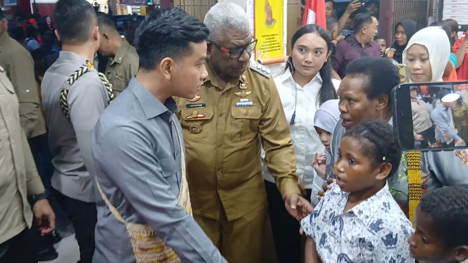 Tiba di Timika, Wapres Gibran Ajak Puluhan Anak Panti Asuhan Berbelanja Kebutuhan Sekolah  ‎