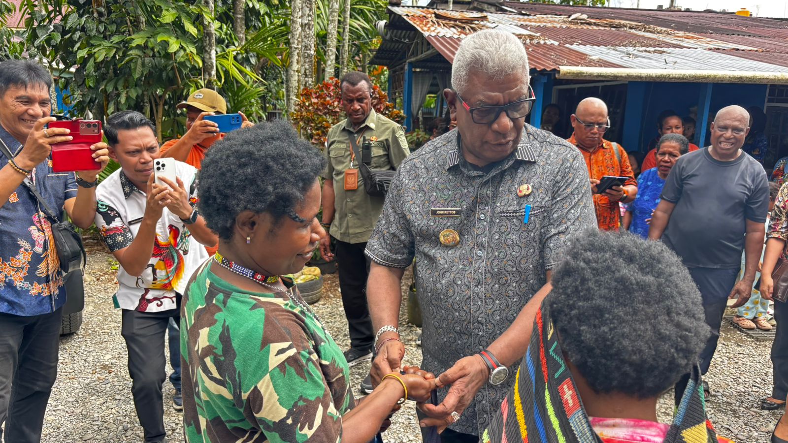 Bupati Mimika Salurkan Bantuan Wapres Gibran untuk Balita dan Ibu Hamil di Posyandu Betel
