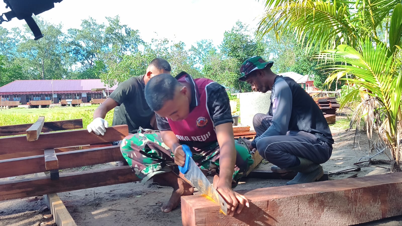 Satgas TMMD Bangun Fasilitas 5 Unit MCK Umum untuk Warga Kampung Keakwa