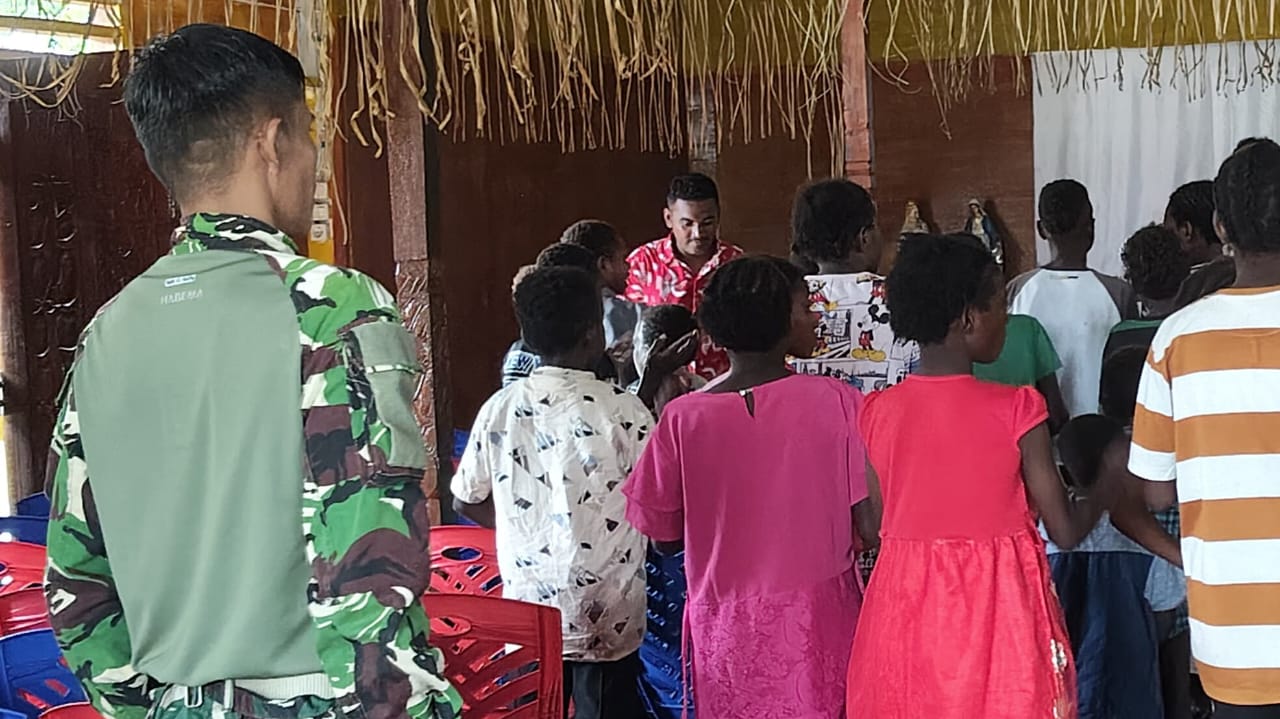 Personel Satgas TMMD Laksanakan Ibadah Bersama Masyarakat, Pererat Kebersamaan di Kampung Keakwa