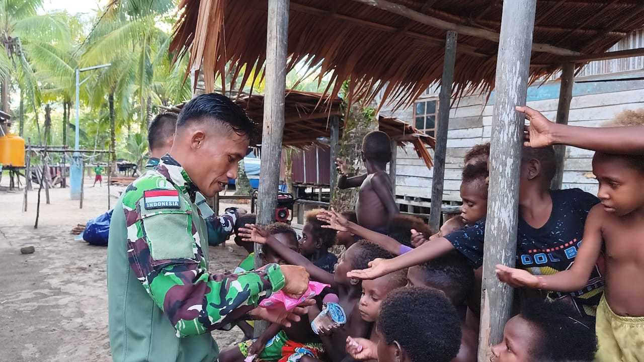 Keceriaan Anak-Anak Warnai Kebersamaan Bersama Personel TMMD Kodim 1710/Mimika