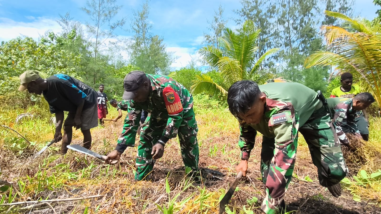 Semangat Gotong Royong, Satgas TMMD Kodim 1710/Mimika Buka Lahan Pertanian Bersama Warga
