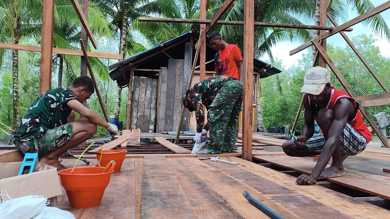 Gotong Royong Satgas TMMD dan Warga, Rangka Rumah Bapak Niko Makare Mulai Terpasang