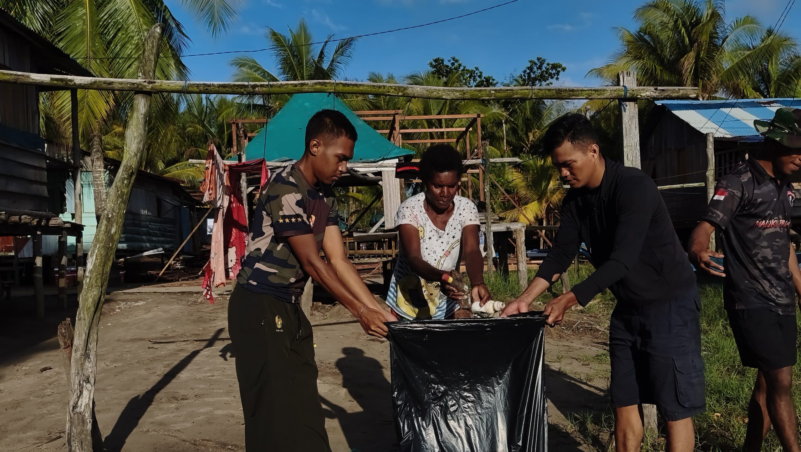 Satgas TMMD Bersama Warga Kerja Bakti Bersihkan Kampung