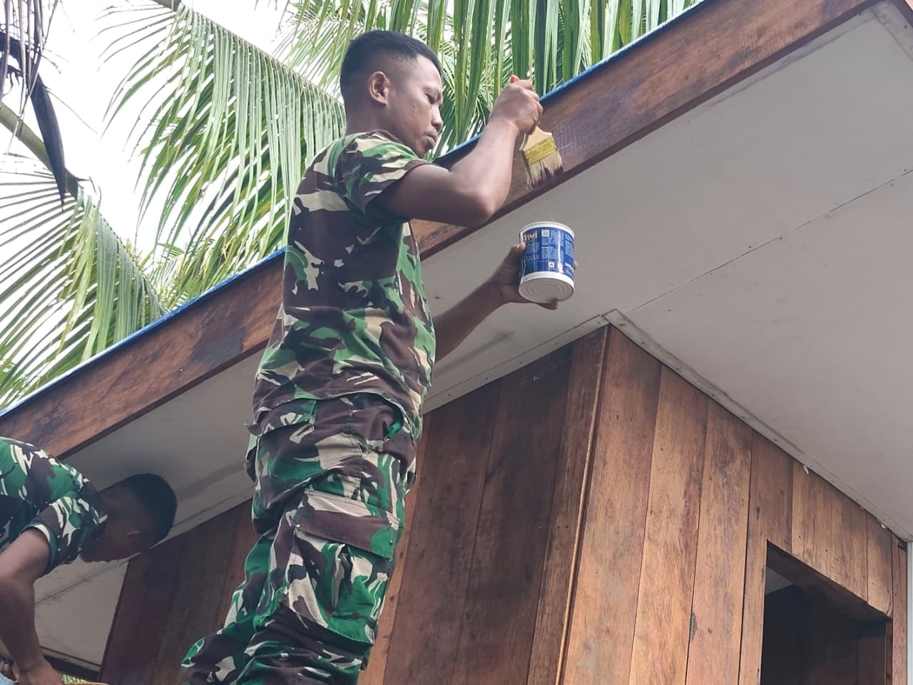 Progres Pembangunan MCK Umum di RT 8 Kampung Keakwa Masuki Tahap Pengecatan Dinding dan Lis Plang