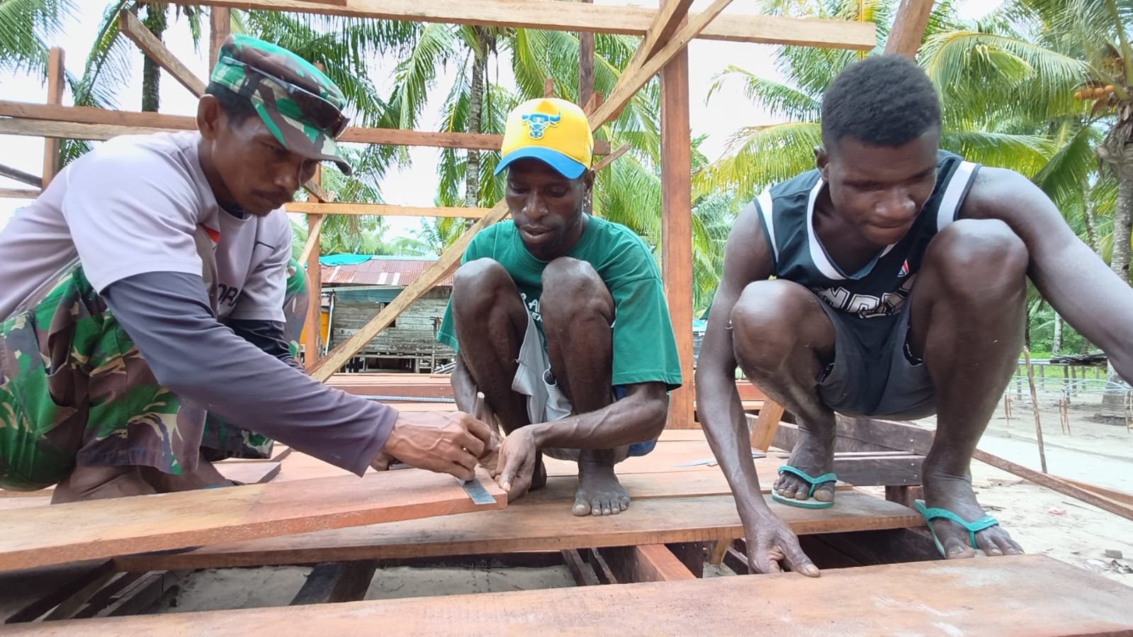 Semangat Gotong Royong Warnai Kekompakan Satgas TMMD dan Warga
