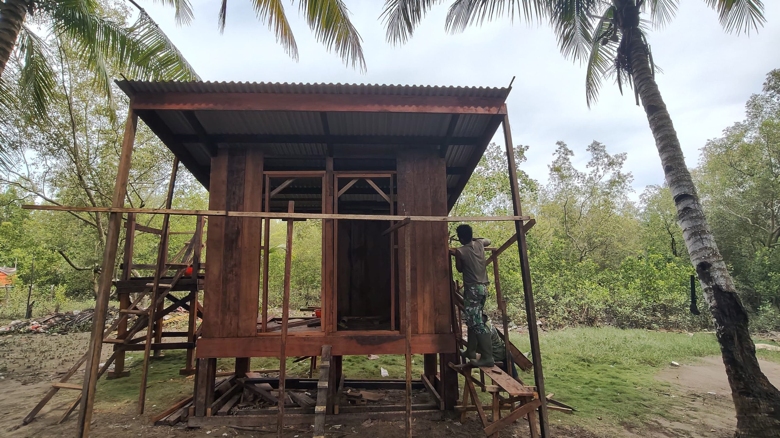 Pemasangan Atap dan Dinding 2 Unit MCK Umum Rampung, Satgas TMMD Terus Kebut Pekerjaan
