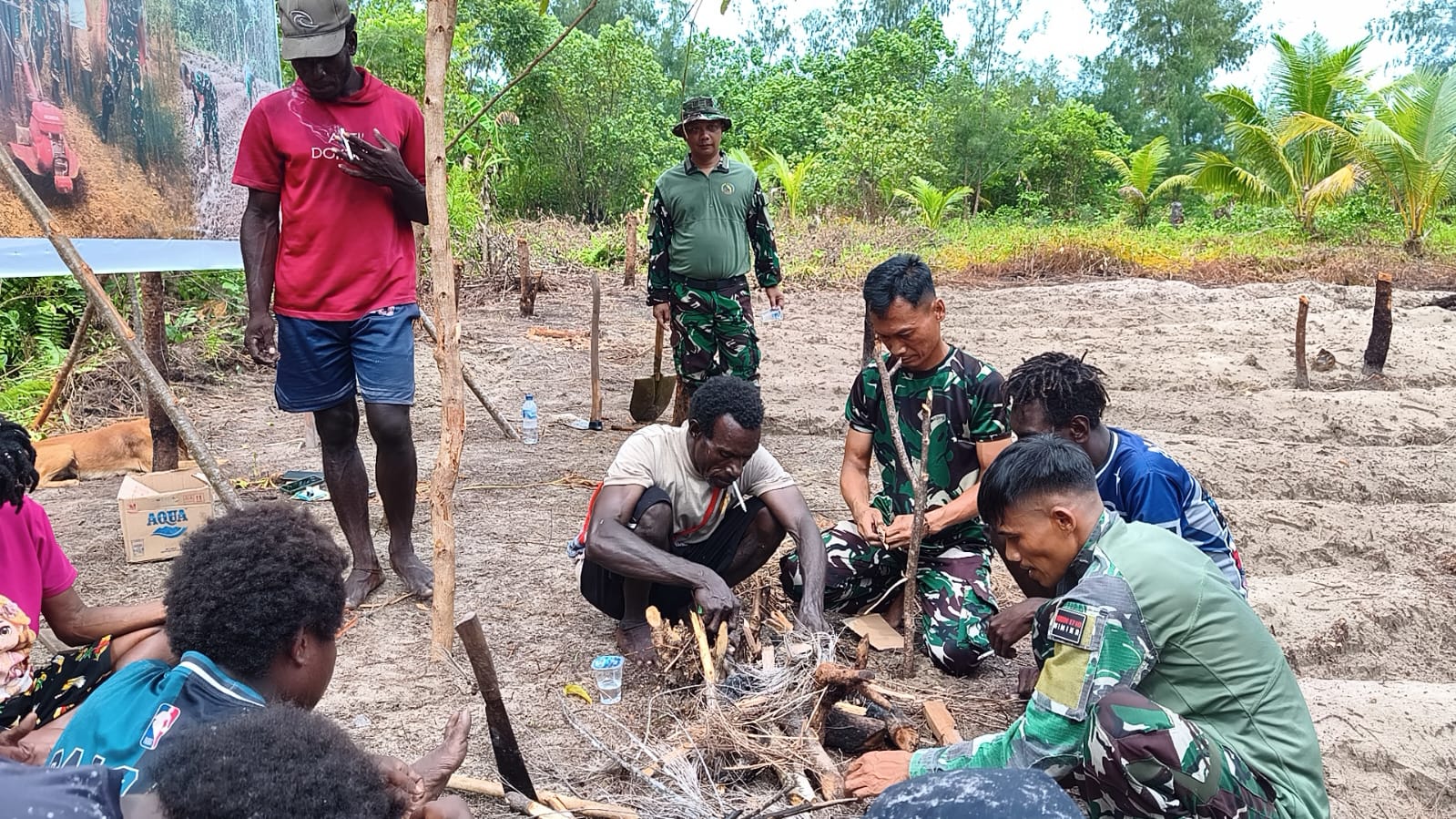 Kebersamaan Terjalin, Satgas TMMD dan Warga Ngobrol Santai Usai Kerja Bedengan