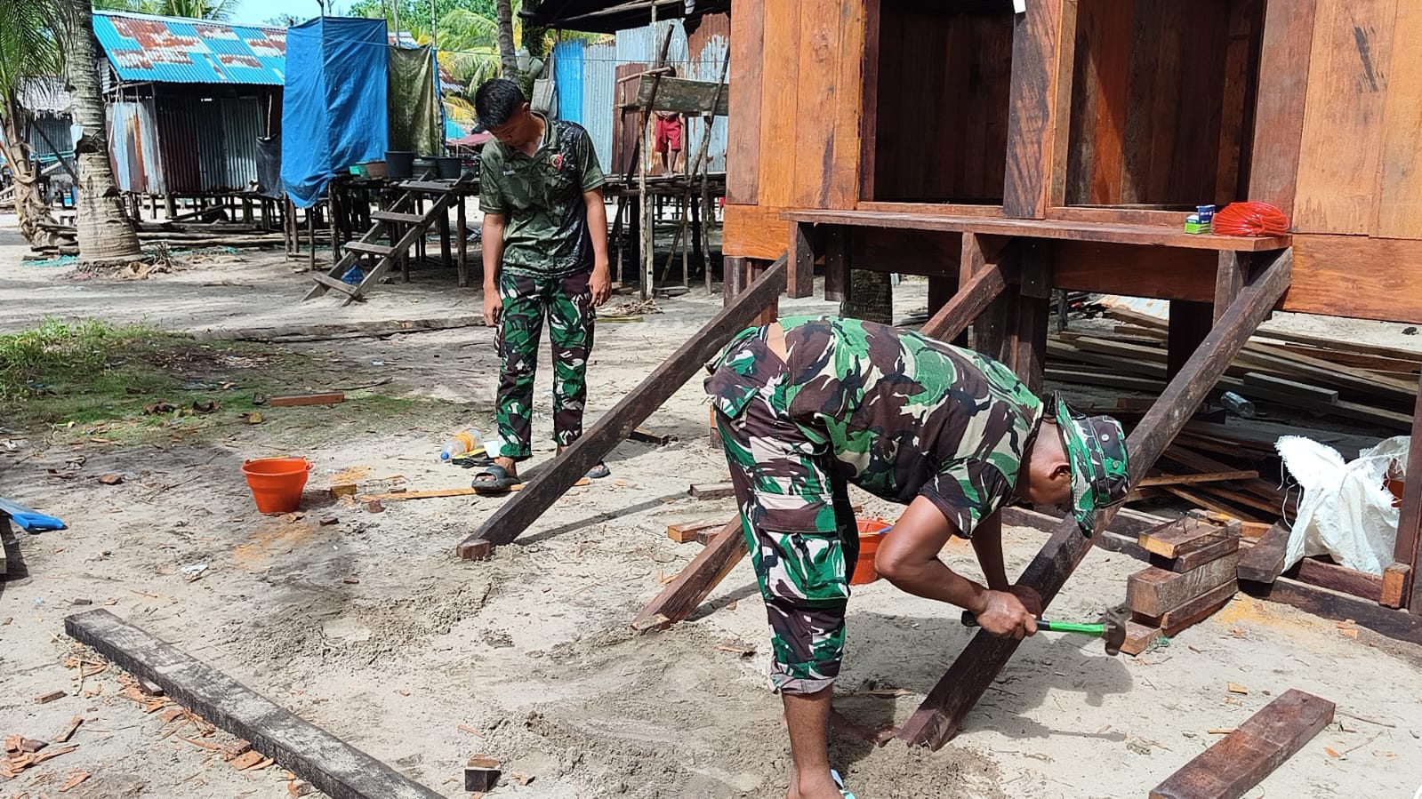 Pemasangan Tangga MCK Umum Mulai Dikerjakan, Satgas TMMD Tingkatkan Akses dan Keamanan