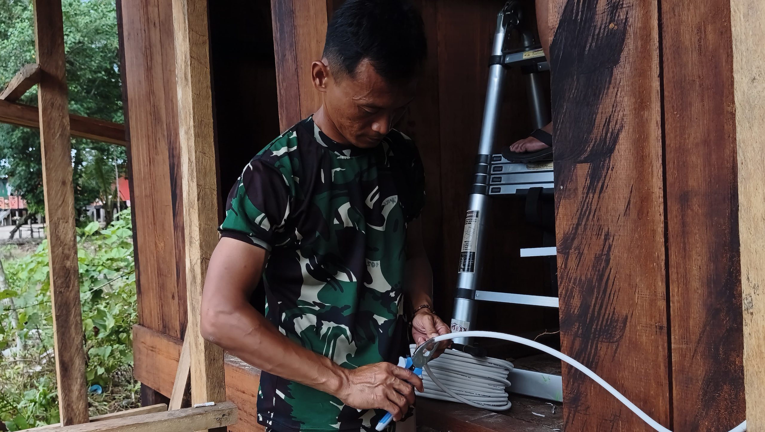 Satgas TMMD Pasang Instalasi Listrik pada MCK Umum Demi Kenyamanan Warga Keakwa