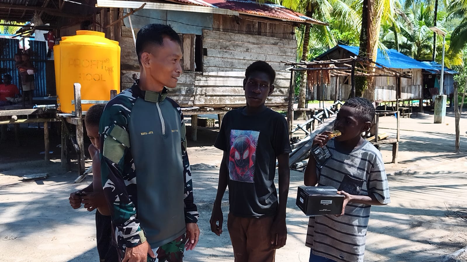 Satgas TMMD Bagikan Ransum kepada Anak-Anak di Lokasi TMMD