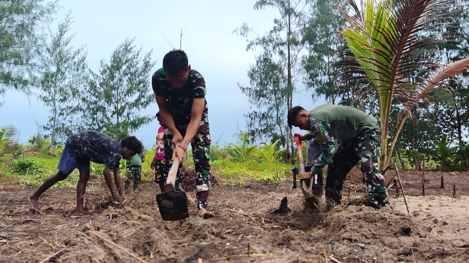 Satgas TMMD dan Warga Gotong Royong, Bedengan Lahan Capai 50 Persen