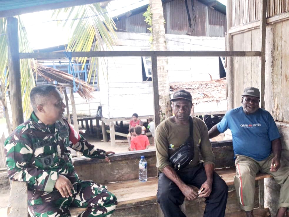 Komsos dengan Aparat Kampung, Kapten Kav Bambang Rudianto Perkuat Sinergi TMMD