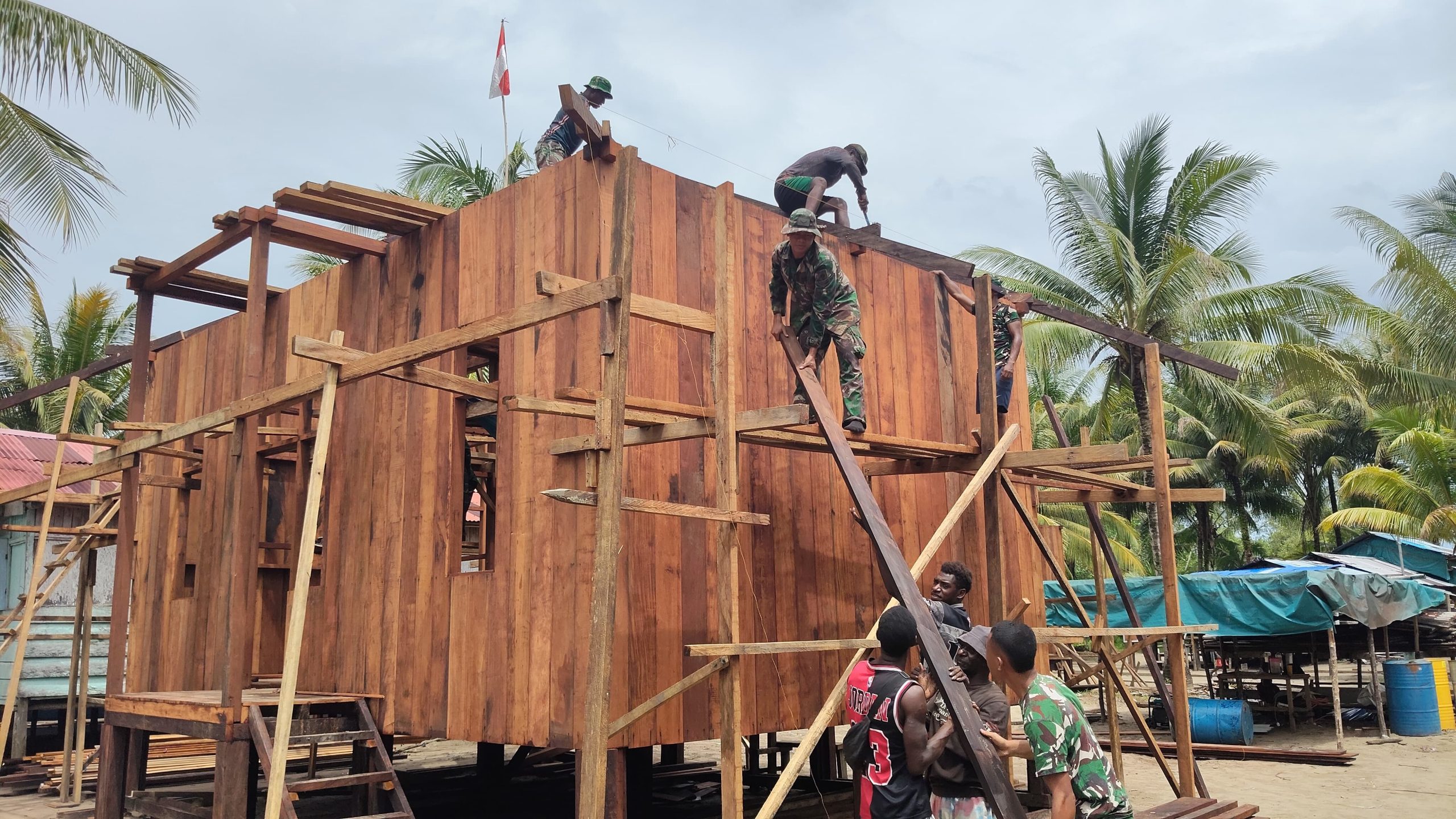Pembangunan Berlanjut, Satgas TMMD Kodim 1710/Mimika Mulai Pemasangan Rangka Atap