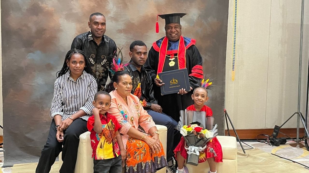 Tangis Haru Warnai Wisuda Doktor Bram Kateyau, Anak Pesisir Mimika yang Pantang Menyerah