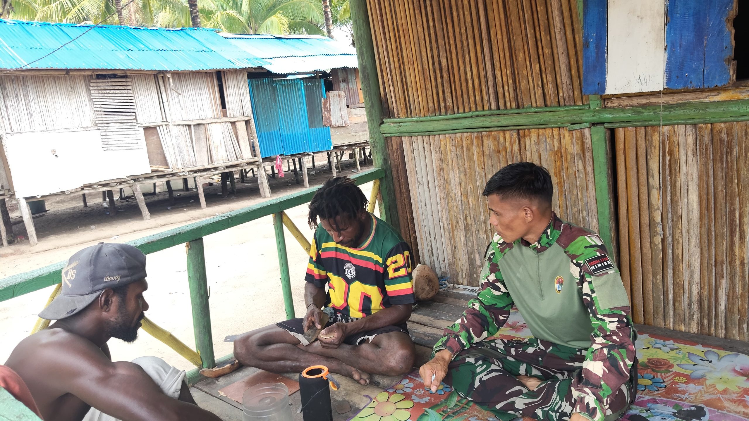 Hangat dan Akrab, Serda Yohanis Patadungan Sambangi Warga di Lokasi TMMD