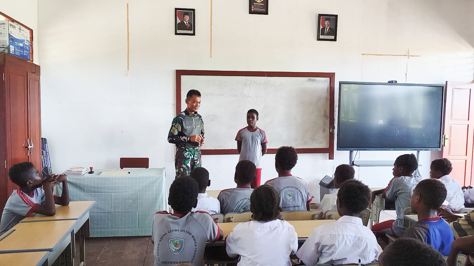 Tanamkan Cinta Tanah Air, Letda Inf Wahyu Aditya Beri Wawasan Kebangsaan kepada Siswa SD Naena Keakwa