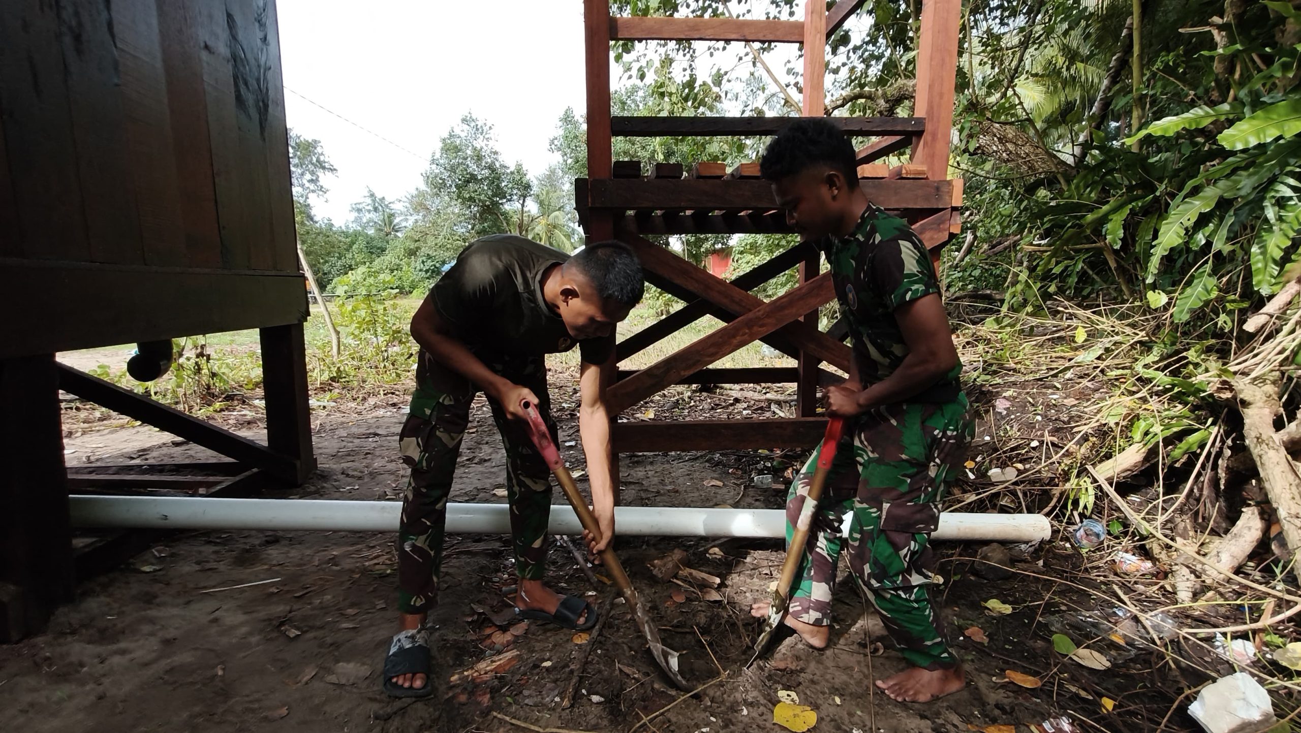 Satgas TMMD Laksanakan Penggalian Septik Tank MCK Umum untuk Warga RT 6 Kampung Keakwa