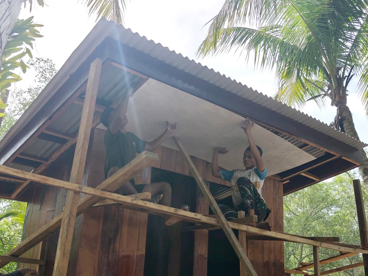 Satgas TMMD Lanjutkan Pemasangan Plafon pada 5 Unit MCK Umum di Kampung Keakwa