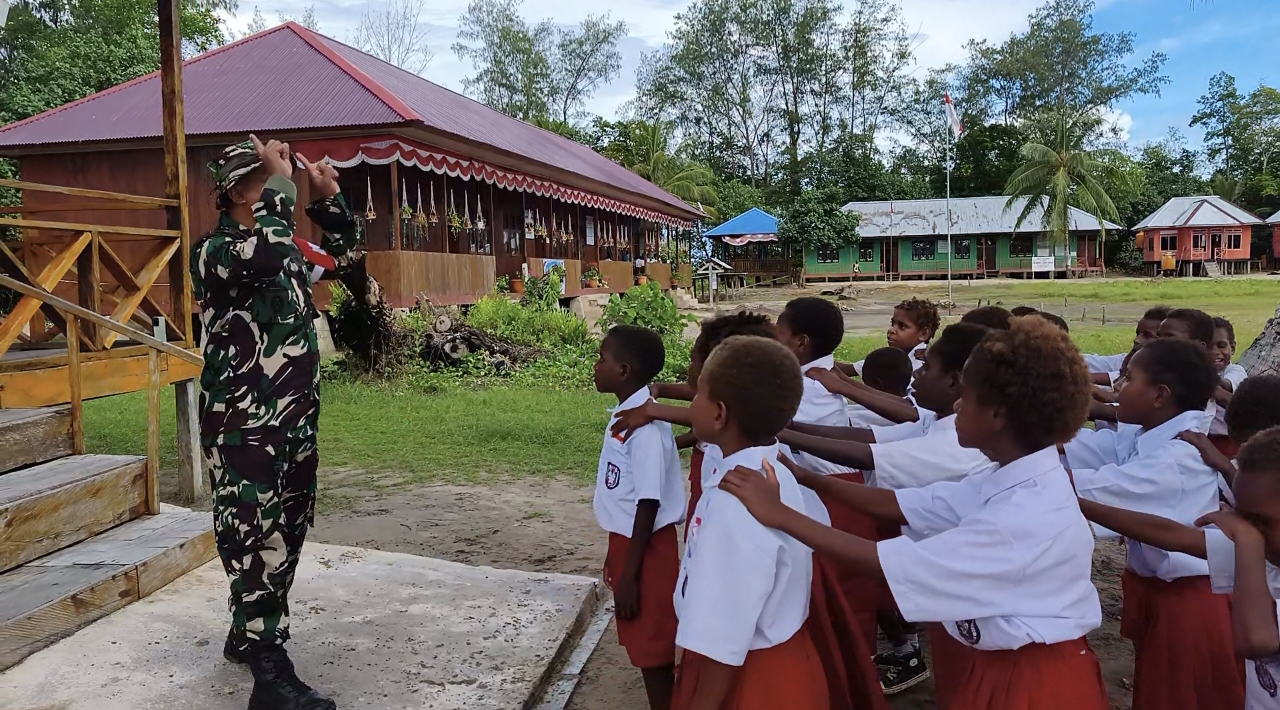 Penuh Tawa dan Semangat, Satgas TMMD Bermain Bersama Anak-Anak Sekolah