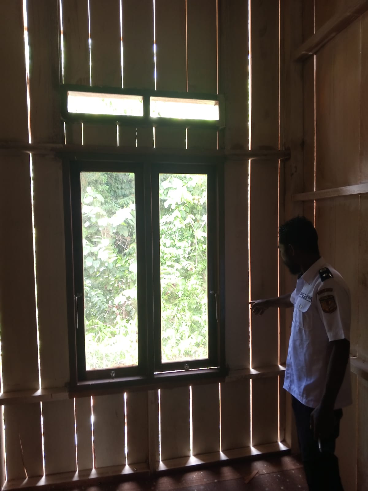 Ketua DPRK Mimika dan Tim Pansus Tapal Batas Tinjau Keluhan Rumah Layak Huni di Wakia