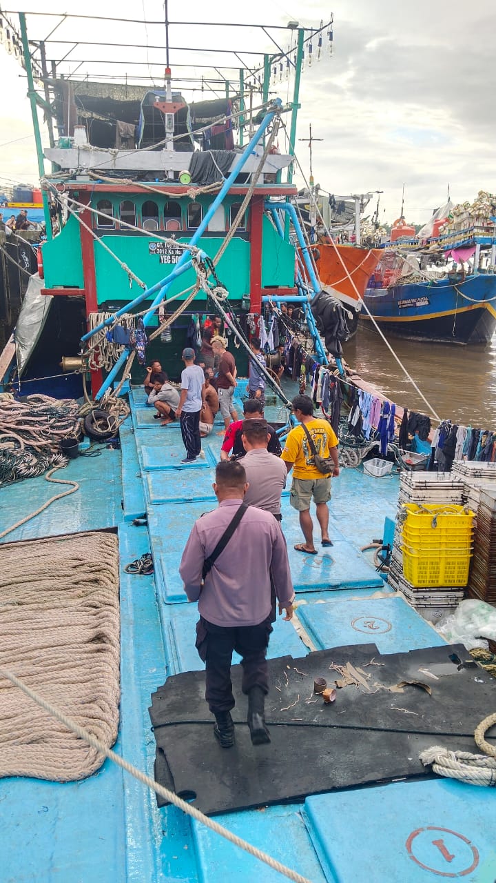 Nelayan Asal Sukabumi Ditemukan Tewas Mengapung di Bawah Dermaga Pelabuhan Perikanan Pomako