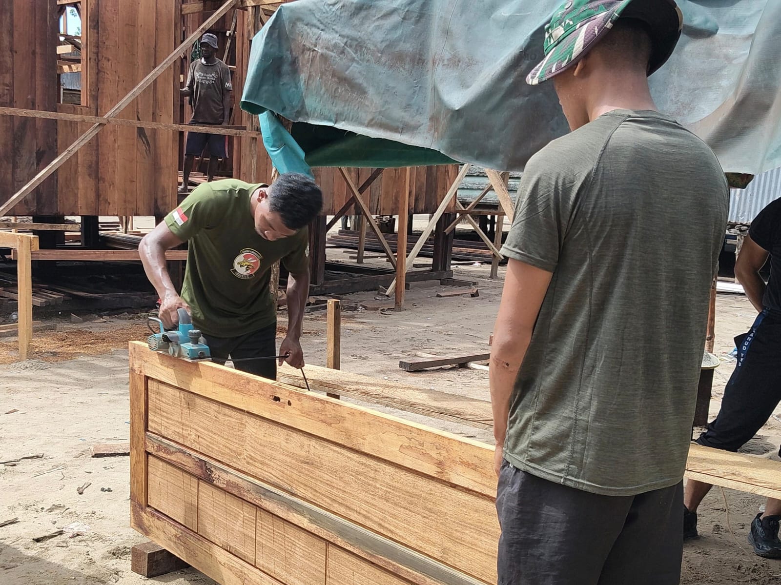 Pembuatan Pintu Jadi Tahapan Lanjutan Sasaran Fisik TMMD Kodim 1710/Mimika