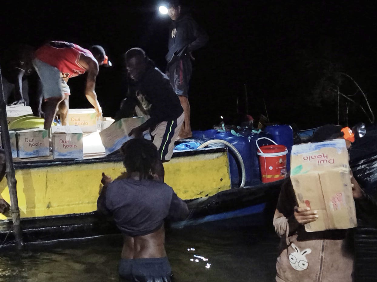Semangat Gotong Royong Satgas TMMD dan Warga dalam Pengangkutan Material Bangunan