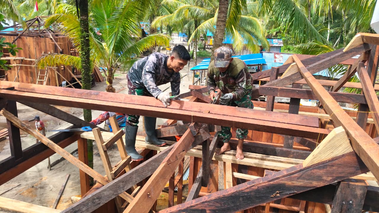 Pengerjaan Rangka Atap Rumah TMMD Jadi Wujud Kebersamaan TNI dan Rakyat