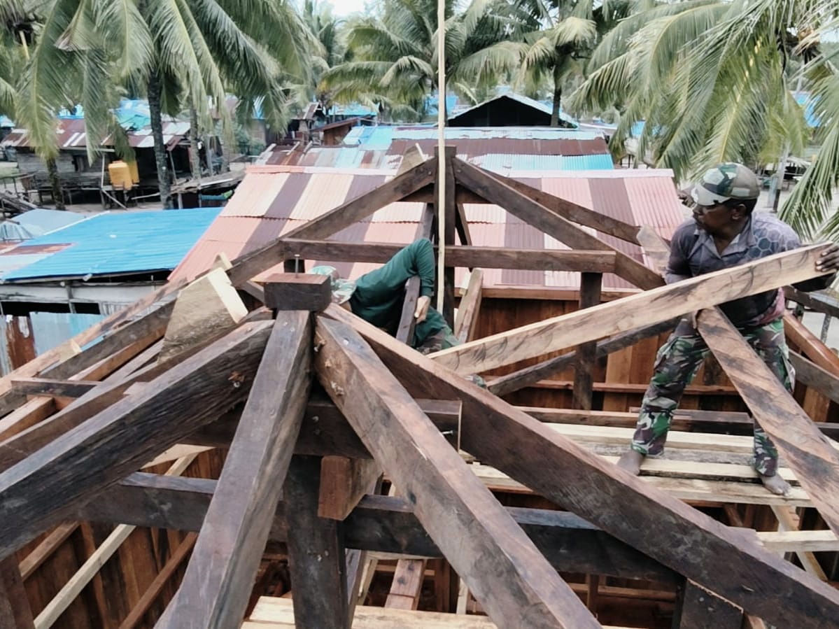 Lima Unit Rumah Sasaran TMMD Rampung Pemasangan Rangka Atap
