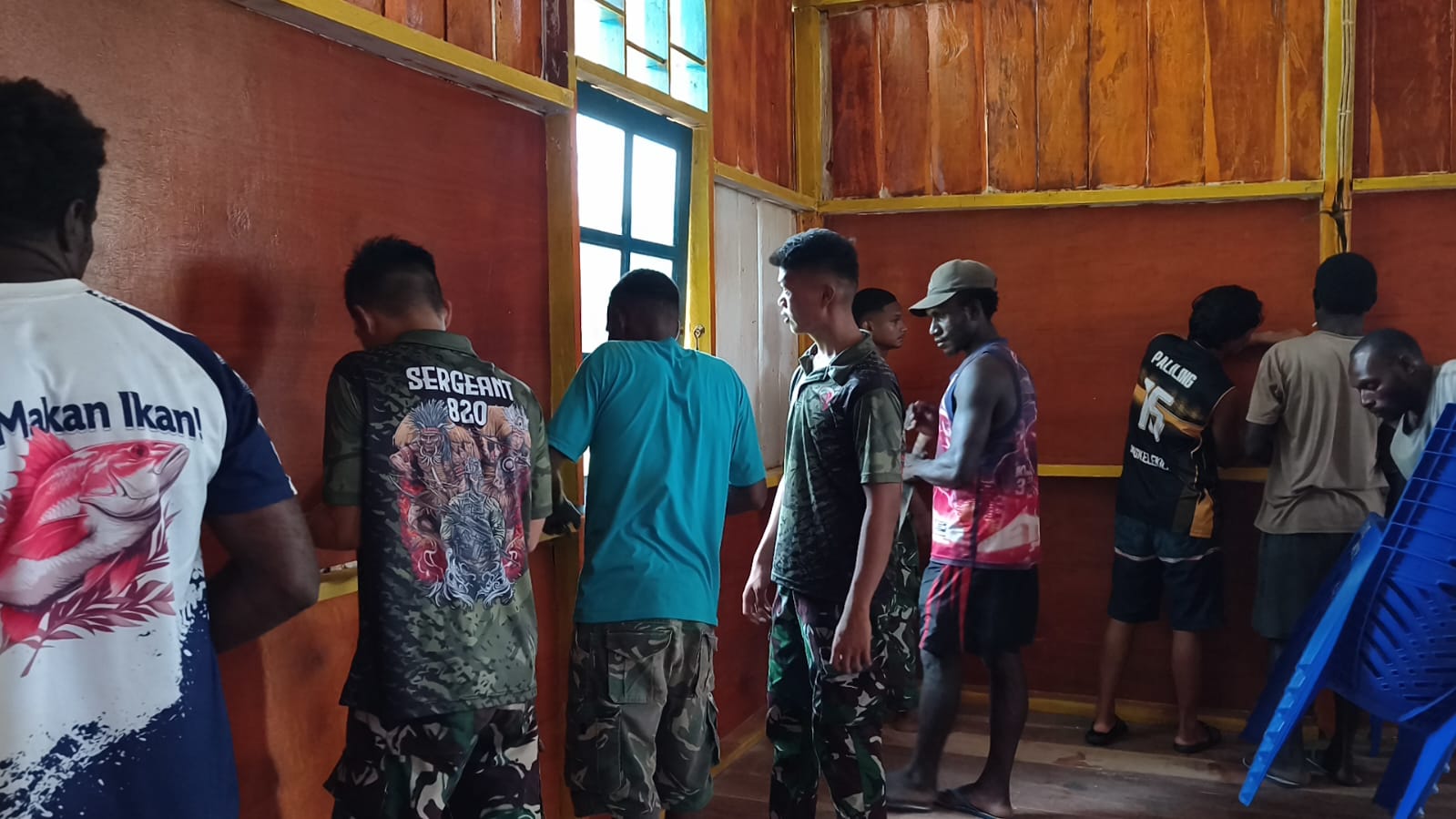 Ketulusan Warga Kampung Keakwa Warnai Kebersamaan dengan Satgas TMMD