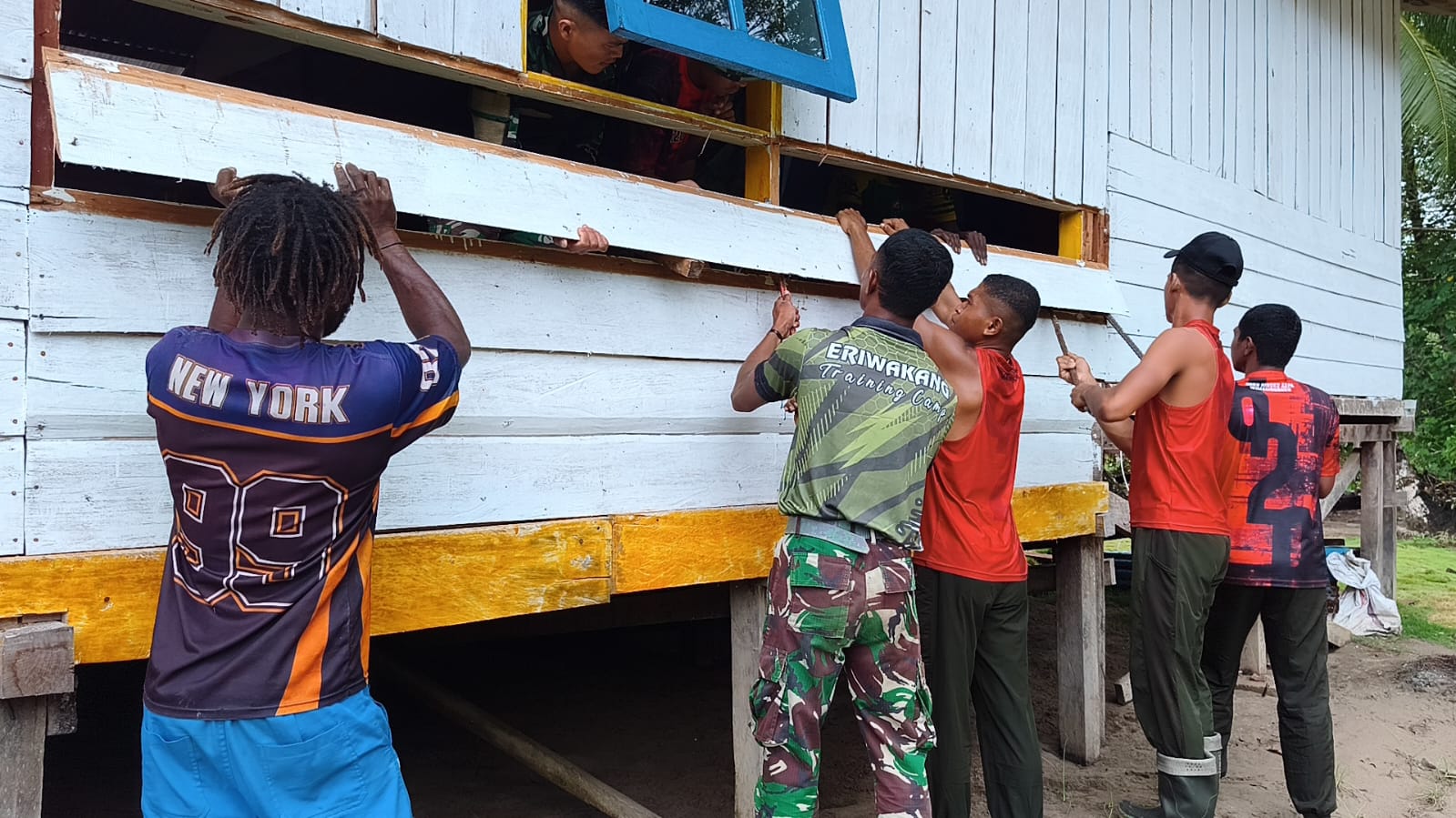 Gotong Royong Pembongkaran Dinding Gereja, Wujud Kebersamaan Satgas TMMD dan Warga