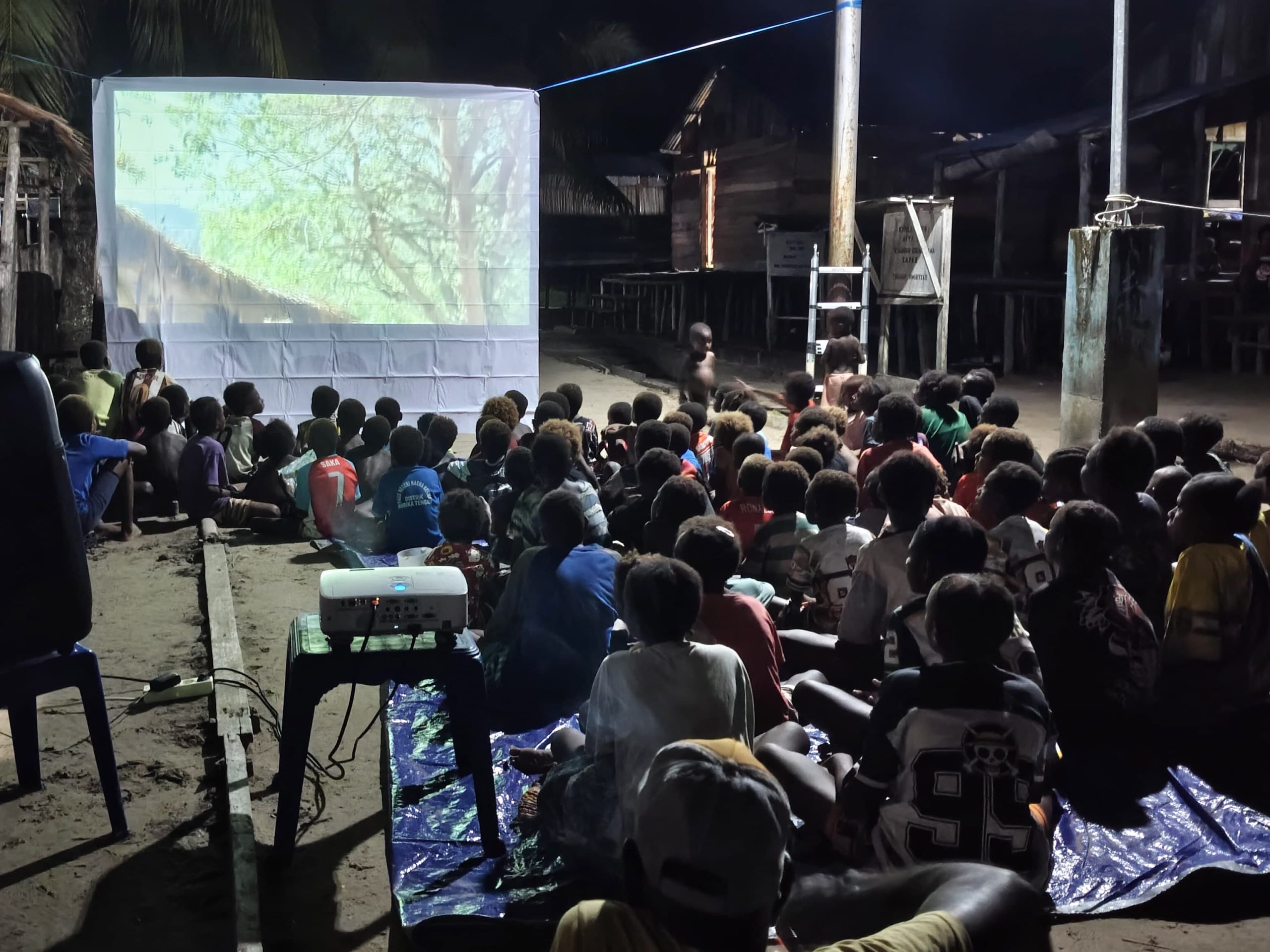 Nonton Bareng Film Edukasi, Satgas TMMD Bagikan Makanan Bergizi kepada Anak-Anak Kampung Keakwa