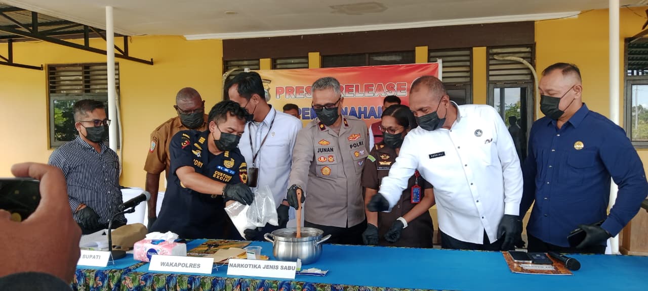 Polres Mimika Musnahkan 420 Gram Sabu Senilai Rp1 Miliar, Dua Pengedar Ditangkap