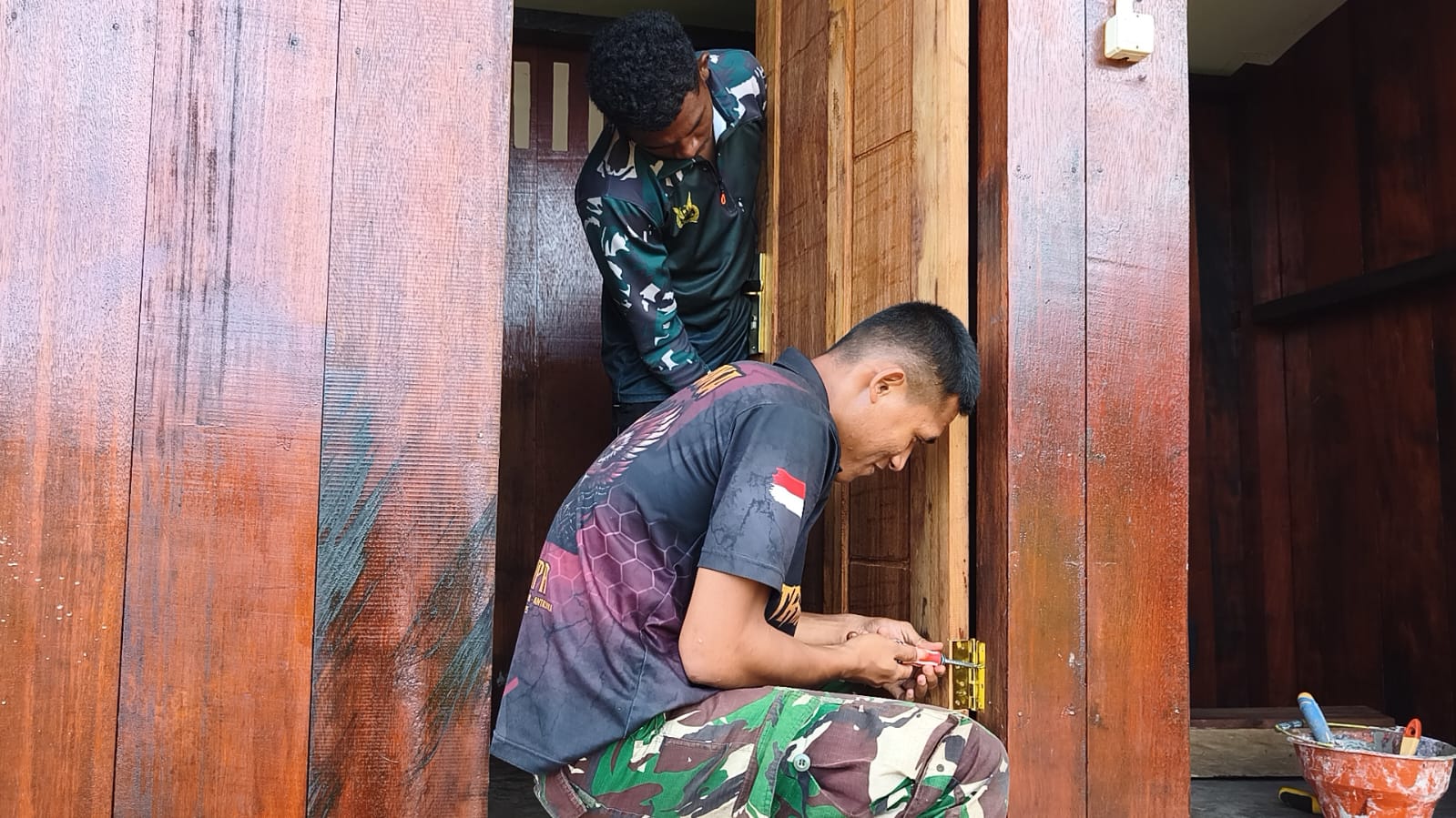 Pembangunan MCK Umum TMMD di RT 8 Kampung Keakwa Masuki Tahap Akhir