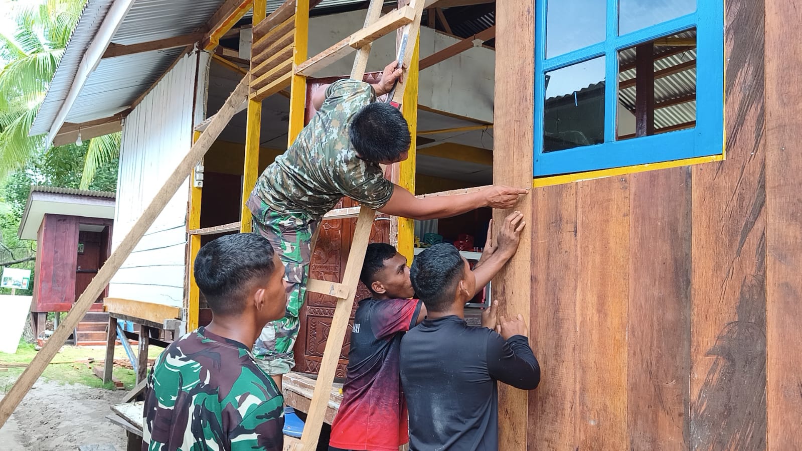 Satgas TMMD Kodim 1710/Mimika Mulai Pemasangan Dinding Gereja Santo Klemenst