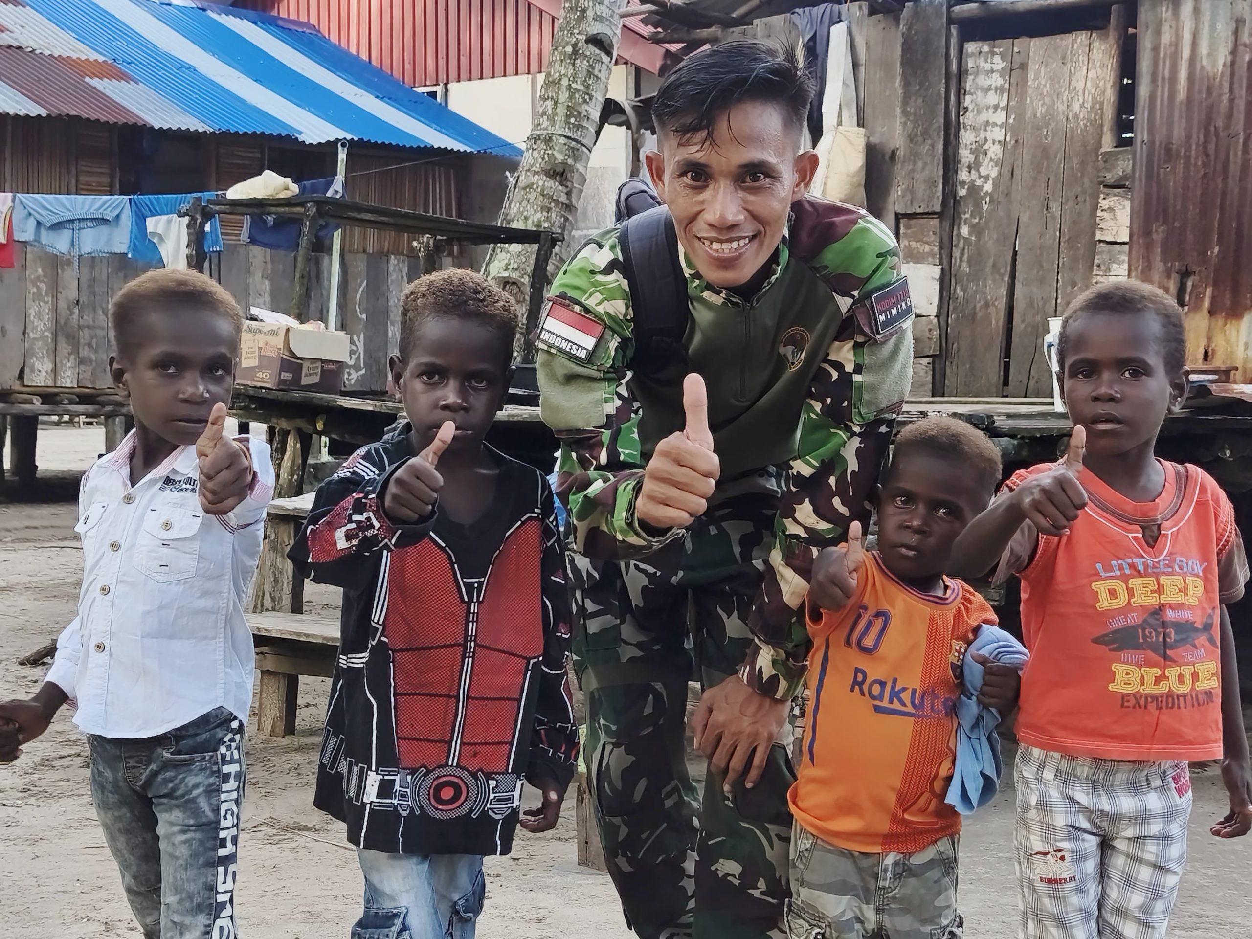 Senyum Bahagia Anak-Anak Kampung Keakwa Saat Terima Baju dari Satgas TMMD