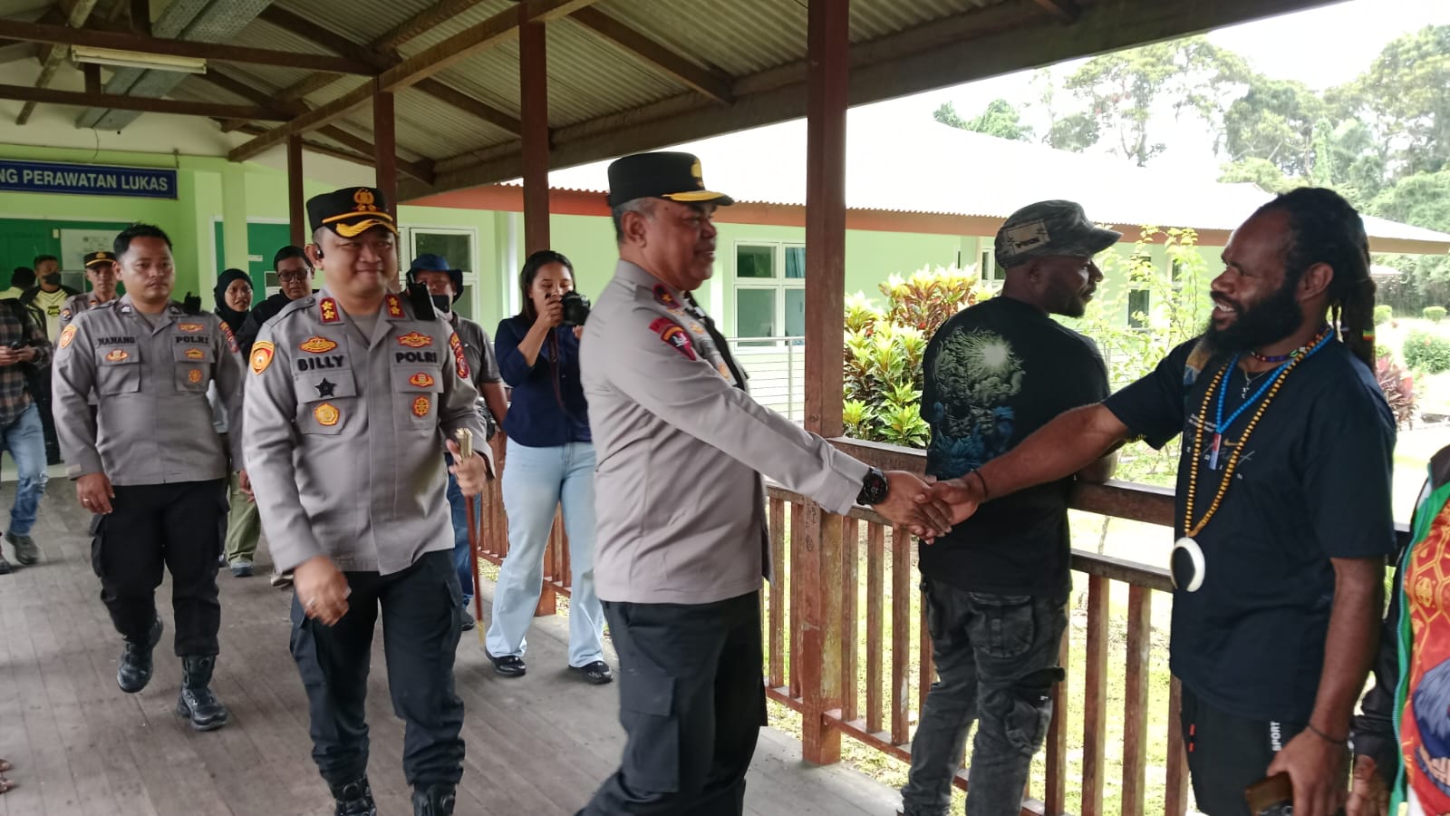 Kapolda Papua Tengah Jenguk Korban Penembakan Mile 69 di RSMM