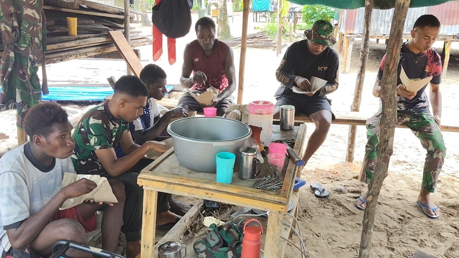 Suasana Kehangatan Saat Satgas TMMD ke-128 Nikmati Makan Siang Bersama