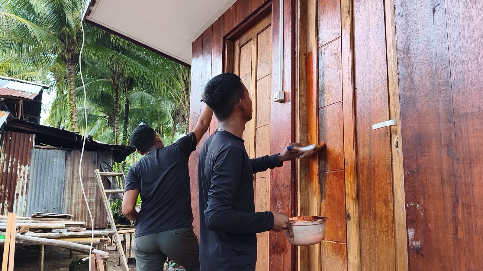 Satgas TMMD Kodim 1710/Mimika Laksanakan Pengecatan MCK Umum di Kampung Keakwa