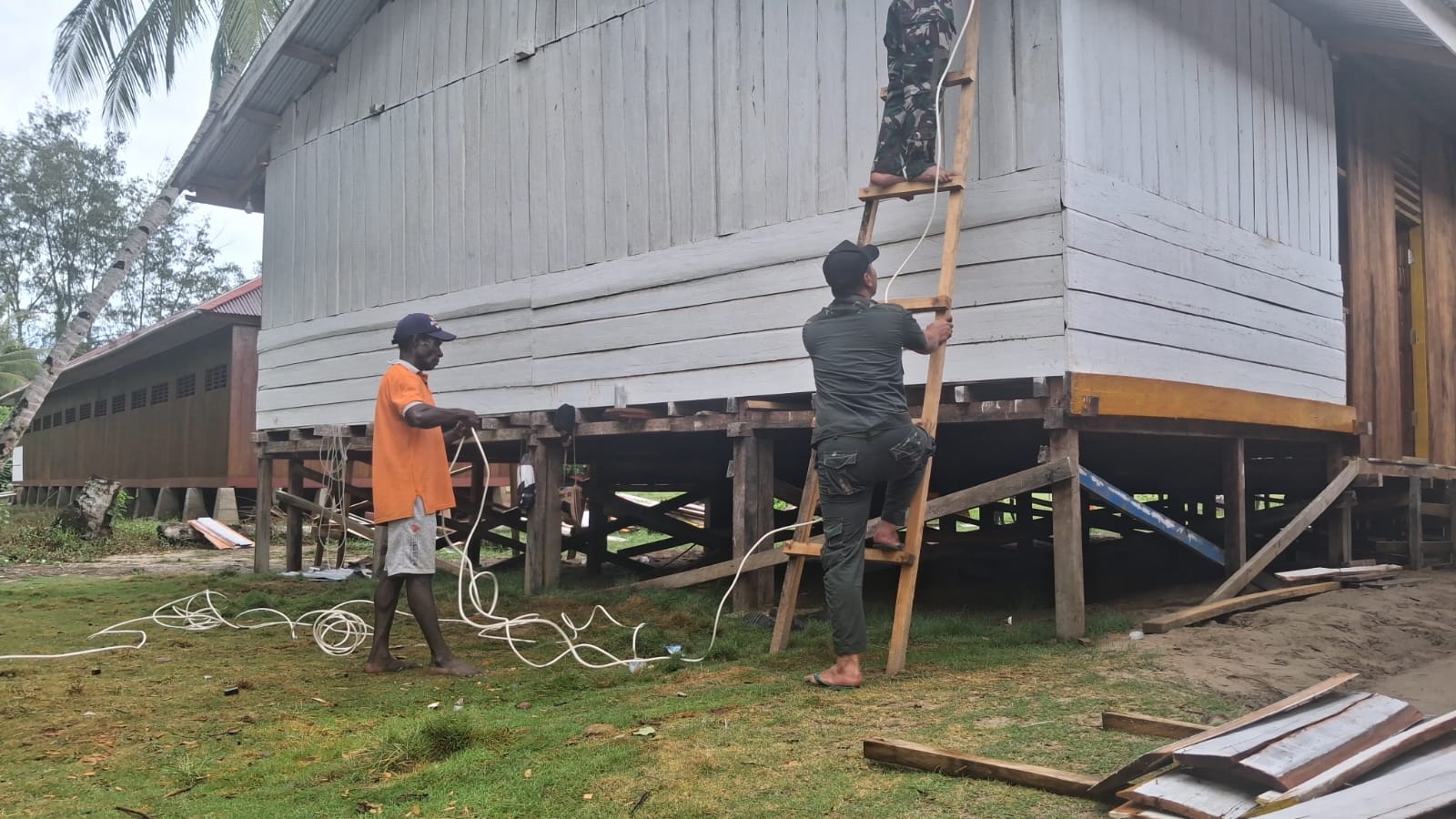 Satgas TMMD Kodim 1710/Mimika Kebut Instalasi Listrik Gereja di Keakwa