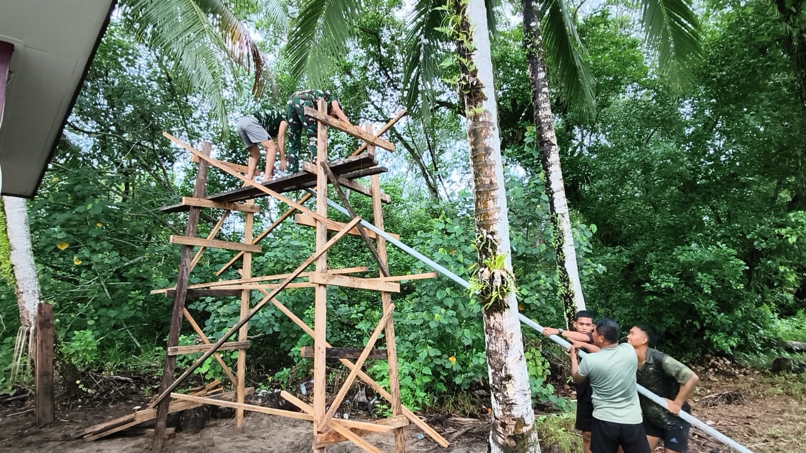 Satgas TMMD Laksanakan Pembuatan Rangka Dudukan Profil Tank di Kampung Keakwa