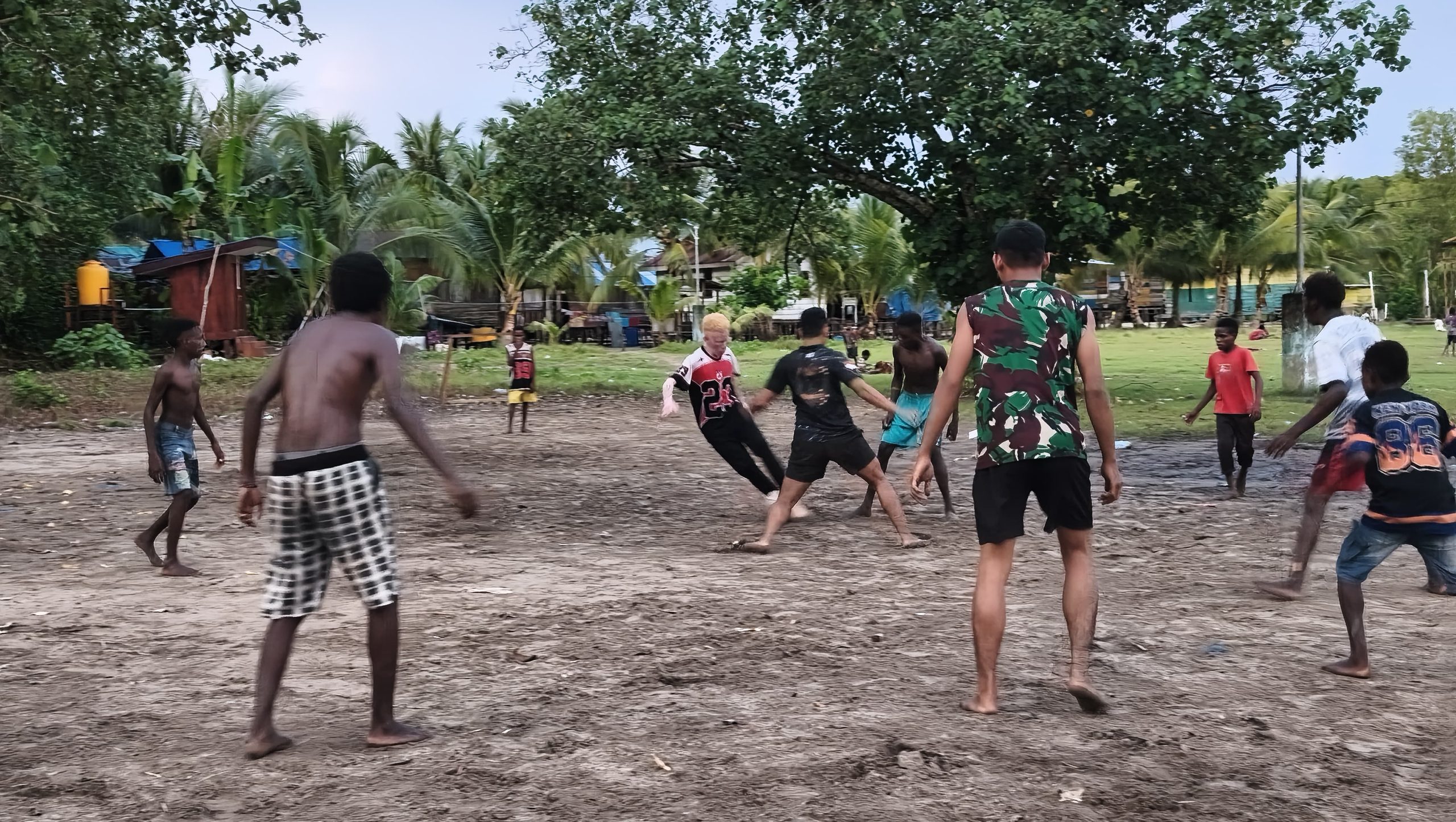 Hangatnya Kebersamaan Satgas TMMD dan Anak-Anak Kampung, Dari Main Sepak Bola hingga Voli