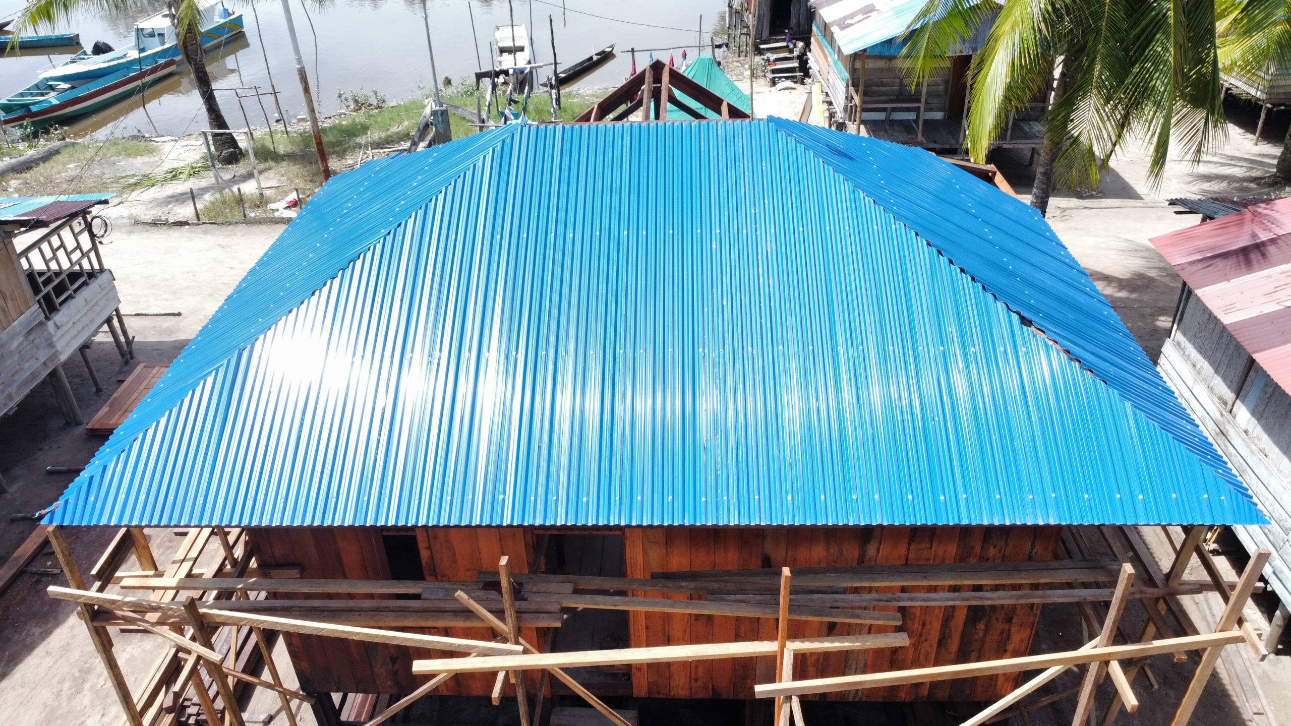 Satgas TMMD Kodim 1710/Mimika Lanjutkan Pemasangan Atap