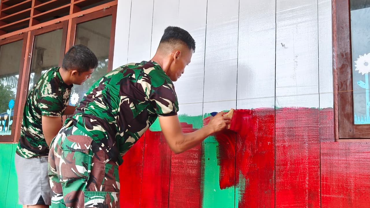 Satgas TMMD Percantik TK Negeri Naena Keakwa Demi Kenyamanan Belajar Anak-anak