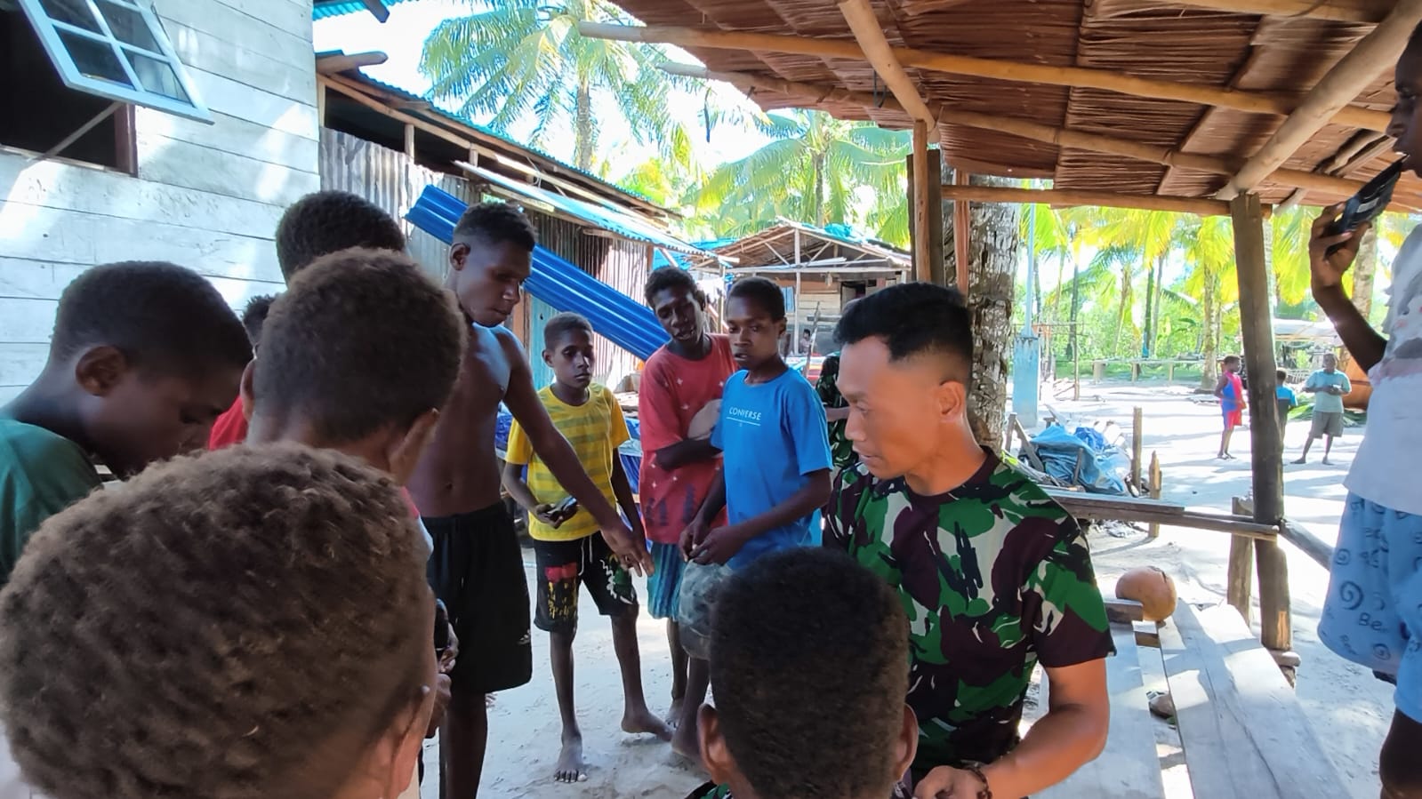 Senyum Ceria Anak-anak Bersama Satgas TMMD di Kampung Keakwa